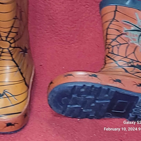 Spider-Man wet boots - Picture 2 of 2